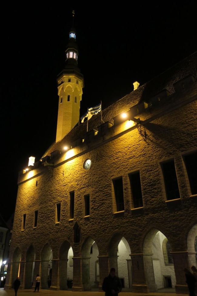 タリンの夜景も、オレンジ色のライトアップでとっても綺麗です。<br /><br />早くホテルに戻らないと～と思いながらも<br />ついつい写真を撮ってしまいました。