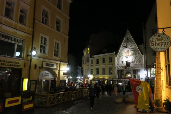 夜の旧市街は、若者(観光客)が調子に乗って<br />叫んだり道路に寝たりしていましたが、これは日本でも見る光景ですね(笑)<br /><br />賑わっている所は人がいるので、夜でも大丈夫だと思いますが<br />少し細い道に入ると、人がいなくなって<br />1人旅に慣れていない方は、少し不安になるかもです。<br />不安な方は、旧市街の賑わっている付近のホテルにするといいかもです。<br />(但し、旧市街は石畳なので、荷物の多い方は要注意です)