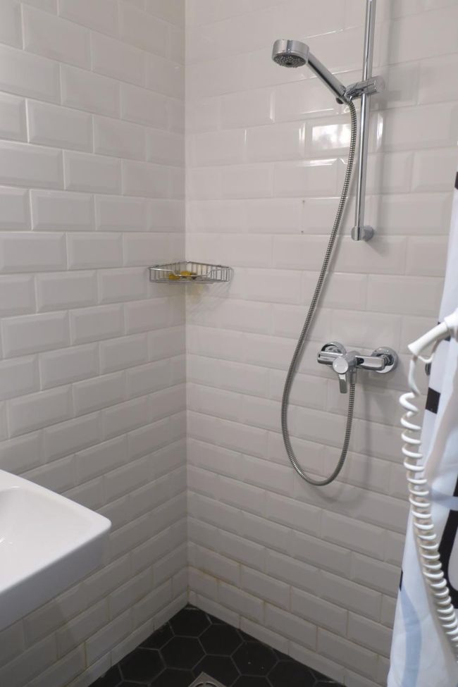 シャワーは初めての「水浸しタイプ」です<br /><br />隣に洗面台があるんですが、洗面台とシャワー部分に段差は無く<br />シャワーの水が、洗面台の方に行ってしまいます…<br /><br />シャワー用スクイージーが置いてあるので<br />水浸しになった部分は、すぐに自分で掃除できるので<br />まぁ、大丈夫でした。<br /><br />水圧は弱めでしたが、この旅はずっと「弱め」なので<br />もうが慣れてきました(笑)<br />お湯はちゃんと出ます！