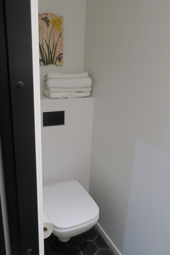 洗面台の横にトイレがあります。<br /><br />間違って、シャワーが暴れたりすると<br />トイレまで濡れてしまう可能性があるかもです(^^;)<br />