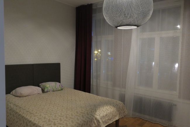 スタッフはとても親切でフレンドリーです！<br /><br />bookingcomのメールには、チェックイン時間の範囲が書かれてた記憶ですが<br />ドアには「reception 24h」と書かれてありました。<br /><br />お部屋は、充分広いです(^^)/<br />枕が私好みの柔らかさで、良く眠れました。<br /><br />■Apple Apartments(アップル アパートメンツ) 1泊￥7,708(59.40ユーロ)<br />https://www.booking.com/hotel/ee/down-town-lofts.ja.html