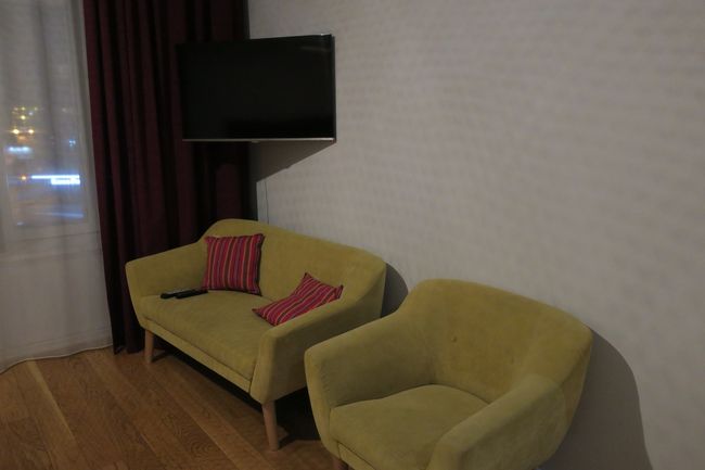 撮り忘れましたが、キッチンも付いています！<br />電子レンジや食器類も一式ありました。