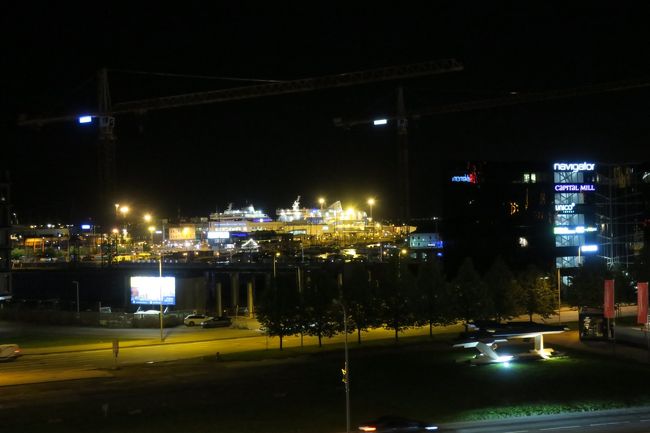 ガラスがちょっと汚れていたので、窓を開けて撮影しましたが<br />お部屋からタリン港の夜景が見えました。<br /><br />船が泊まっていて、とても綺麗でした(*^^*)