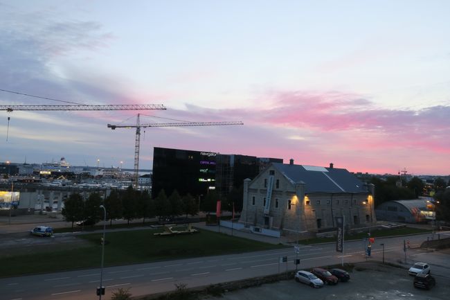 朝焼けもキレイ！<br />昨日泊まっていた船は出港したようです。