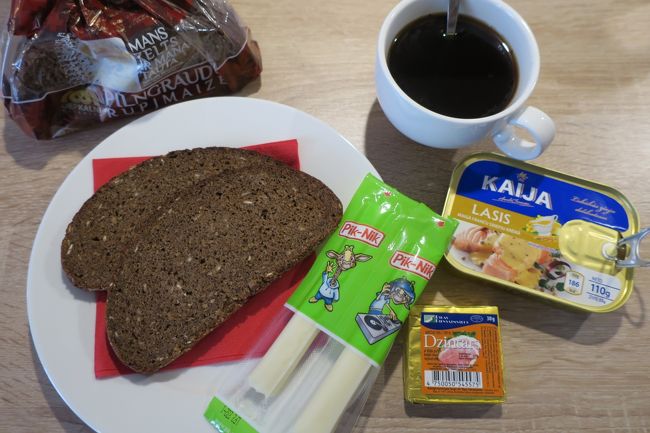 この日は朝食込では無かったので<br />スーパーで買ったご飯で朝食です。<br /><br />「黒パン」最高！！<br />サーモンの缶詰は、マスタードソースだった記憶ですが<br />これも美味しくて、パンが進みました(*^-^*)