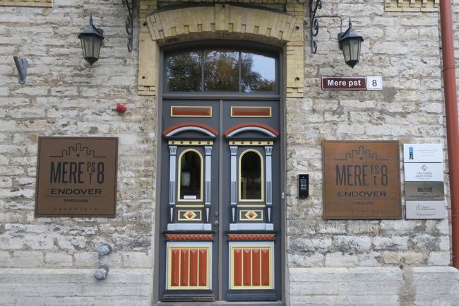 こちらがホテルの入口です。<br />ちゃんと、ホテルの入口っぽい看板があります。<br />到着した時、全く何の表示も無いドアのベルを、ずっと鳴らしてました(^^;)<br /><br />以前、普通のアパートのような所に泊まった事があり<br />ここもそんな感じなのかな、と勝手に思い込んでいました…<br />