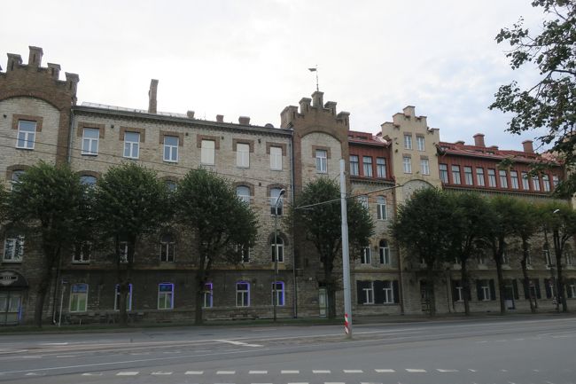 今回予約したタリンのホテルは<br />旧市街の城壁の外にあるので、街灯の少ない道で帰る事になりましたが<br /><br />「まぁ大丈夫だろうなぁ」と思いながらも、念のため小走りで戻り<br />無事到着しました。<br /><br />ホテルは夕食前にチェックインしたんですが<br />急いでいたので焦ってしまい、入口を間違ってしまいました(>_<)<br /><br />ホテルはこの建物にあるんですが、入口は画像の右方面にあります。<br />(画像は翌日の朝に撮影)