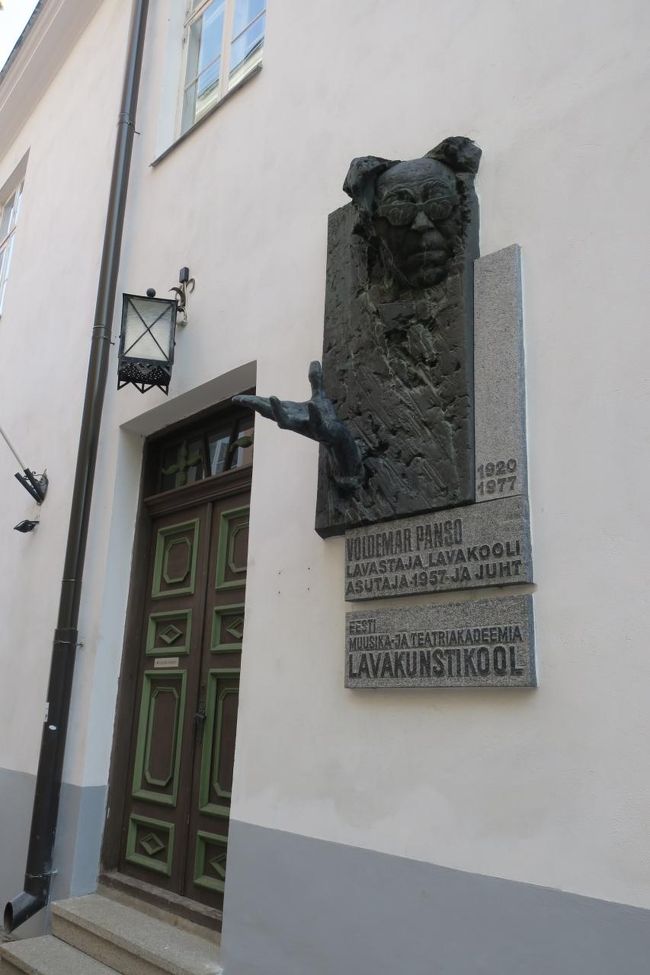 これは…「電撃ネットワーク」ですね！<br /><br />お店でしょうか、博物館でしょうか<br />それとも、普通に誰かの銅像でしょうか<br />面白い！<br />