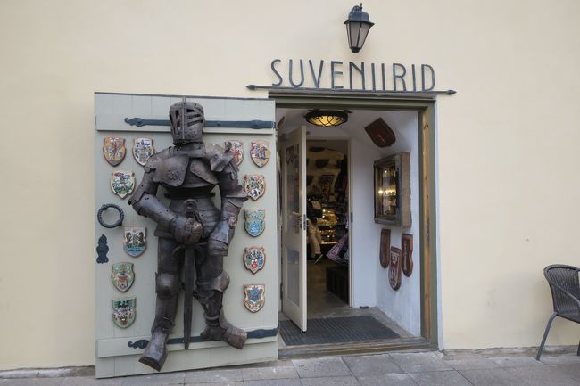 朝早くから、お土産屋さんが開いていました！<br />中には入りませんでしたが、「中世タリン」って雰囲気でした。<br />