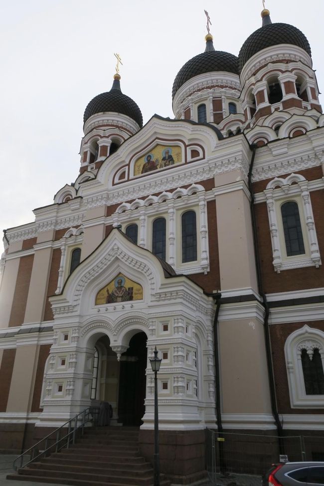 「アレクサンドル・ネフスキー聖堂」です<br /><br />こちらはロシア正教の教会で<br />中では熱心な信者の方が、お祈りしていました。