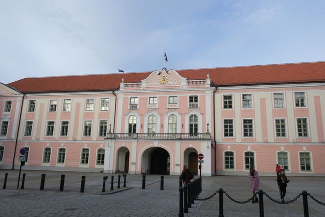 このピンクの建物は、議会だそうです。<br /><br />旧市街に議会があるんですね。<br />議員の人は、通うの大変そうです。<br />