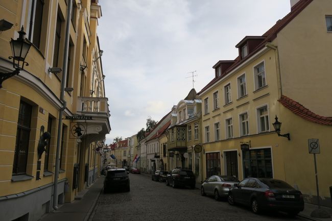 中心部まで戻ってきました。まだ観光客は少ないようです。<br /><br />ここで、昨日お食事をご一緒した旅仲間の方に<br />バッタリ再会しました(^^)<br />今からフェリーでヘルシンキに向かうとの事。<br /><br />この旅仲間の方は、昨日のお昼に「Rataskaevu 16」という<br />人気のレストランでランチされた、と話していました<br /><br />さすが人気店だけあって、お味もサービスも良かったそうです！<br />ランチでも予約必須っぽいので<br />興味ある方はメールで予約されるといいようです。<br /><br />■Rataskaevu 16<br />https://www.tripadvisor.jp/Restaurant_Review-g274958-d2402460-Reviews-Rataskaevu16-Tallinn_Harju_County.html 