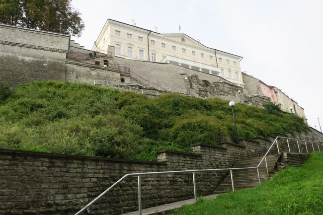 「修道女の塔」と思わる所まで来ました。<br /><br />地球の歩き方によると「城壁入口」と書いてあり<br />この階段を登ると、城壁の中に入れるのかなぁ、という感じでしたが<br />今回は時間が無いのでスルーしました。