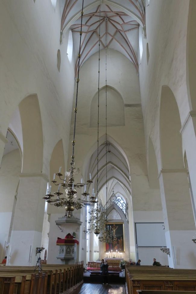 とってもシンプルな教会ですね。教会内は無料で見学できます。<br />BGM的な音楽がかかっていた記憶です。<br /><br />