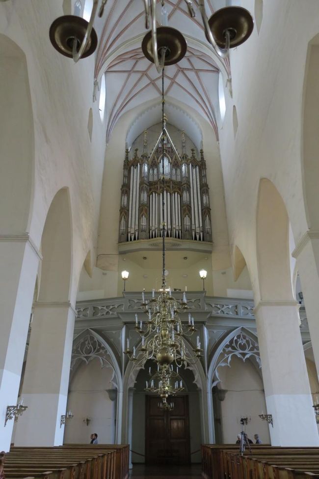 パイプオルガンも超シンプルです。<br />込まないうちに、塔に登ってみます。