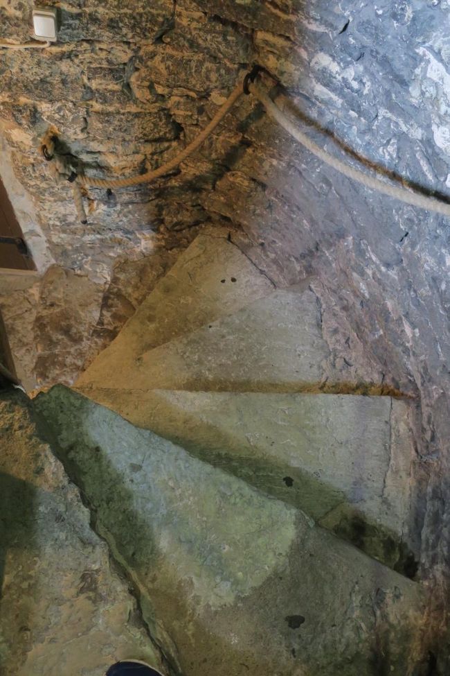 階段の前のチケット売り場で、塔のチケットを買います。<br /><br />ヨーロッパの塔によくある<br />石階段＋大人1人ほどの幅＋結構な階段数<br />でした！