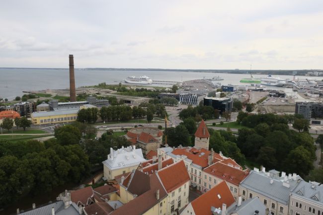 展望台は、大人1人が通れる通路で、ぐるーっと一周できます。<br /><br />こちらは、タリン港方面。<br />ちょうど、フェリーが出港しているようです。