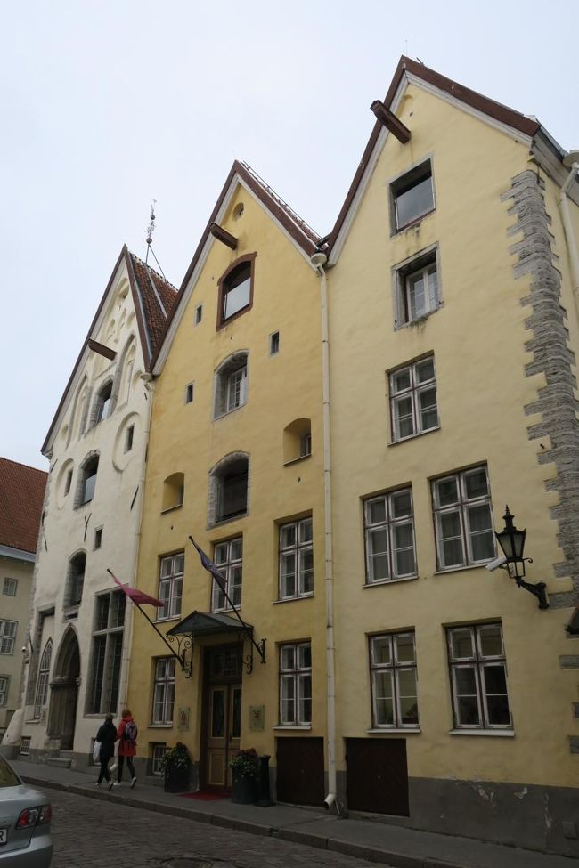 タリンの街を一望したので、引き続き街歩きです<br />「三人姉妹」までやって来ました。<br /><br />ここはホテルになっているようで、５つ星のホテルだそうです！<br /><br />