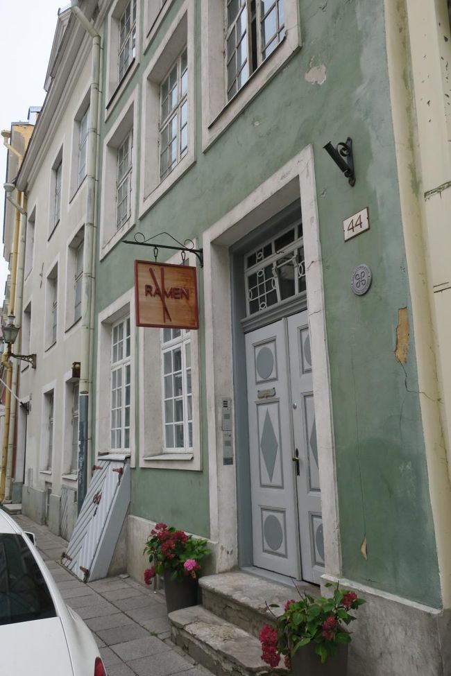 そう言えば、旅仲間の方から<br />「タリンにラーメン屋さんがある」と聞いていました。<br /><br />何気なく歩いてたんですが、ここでしょうか？<br />「RAMEN」の看板があります。<br /><br />地球の歩き方に掲載されている、日本人の方が経営しているお店とは<br />違ったようです。<br /><br />■Jo's Ramen<br />https://www.tripadvisor.jp/Restaurant_Review-g274958-d13562274-Reviews-Jo_s_Ramen-Tallinn_Harju_County.html