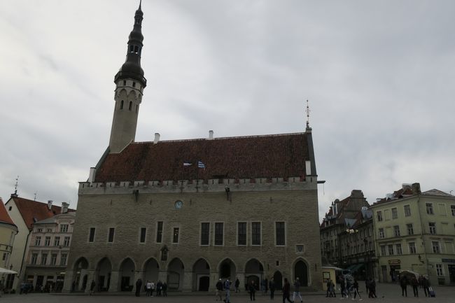 「旧市庁舎」まで来ました。<br /><br />中も見学出来るようです。<br />塔もあるようですが、先程「聖オレフの塔」に登ったので、次へ行きます。<br />