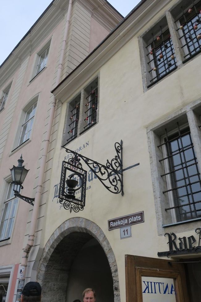 市庁舎の近くに、老舗の薬局がありました。<br />蛇の看板が可愛いです。<br /><br />ヨーロッパの薬局の看板には、蛇の模様が多いのと<br />その理由をどこかで聞いたんですが、何だっけ…<br />