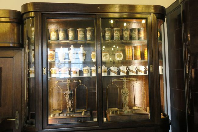 薬局の中に入ってみたら、消毒の匂いがしました。<br /><br />薬品？オブジェ？の棚がオシャレです。<br />普通に調剤してもらっている人もいたようですが<br />ほとんどが、内部見学目当ての観光客でした。