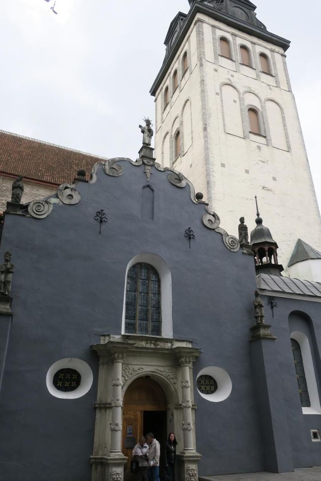 「聖ニコラス教会」です<br /><br />中に入ってみると、下に降りる階段があります。<br />そのまま進むと、何だか博物館ぽい入口です。<br /><br />教会だけ見たいのになぁ…と思い、入るの迷っていると<br />ちょうど日本人ぽいご夫婦が奥から出てきたので<br />「ここは、教会ですか？博物館ですか？」と日本語で聞いてみると<br />「sorry?」との返信(^^;)<br /><br />日本人じゃなかった～(*_*) こちらこそ「sorry!」<br /><br />英語で聞き直せば良かったんですが<br />なぜか面倒になり「sorry!!」で立ち去りました(笑)<br /><br />今思えば、日本人夫婦がバルト3国を個人旅行している確率って<br />相当低いのに、なんで日本人と決めつけたんだろう…<br />と自分でも不思議です(-_-;)<br /><br />その後、地球の歩き方確認すると、教会は今は博物館も兼ねているとの事<br />では入りますか～(^^)/