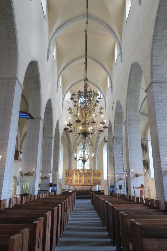 受付に行って「チケット1枚お願いします」と言うと「6ユーロ」との事<br /><br />高っっ( ﾟДﾟ) 博物館料金？<br />地球の歩き方には「3.5ユーロ」って書いてあるけど…<br /><br />でも、さっき「聖霊教会」に入ろうとしたんですが「2ユーロ」と書いてあり<br />(地球の歩き方には「1ユーロ」と記載)<br /><br />「教会なのに、2ユーロ？しかも、そんなに大きな教会じゃないよね。。。」<br />と、とりあえず後回しにしたのと<br />ちょっと寒くなってきたし、バルト3国で博物館系にまだ行ってないし<br /><br />と、色々考えてやっと入りました(笑)<br /><br />コンサートホールも兼ねているとの事、とても広いです！