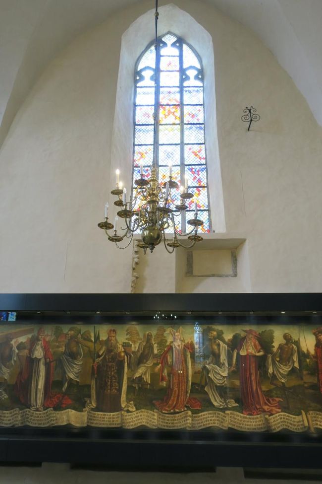 ここの一番のお目当ては「死のダンス」です！<br /><br />画像では分かりにくいですが、幅7.5ｍですので<br />かなり大きいです。<br /><br />実物と地球の歩き方の写真と見比べると、写真のほうが鮮やかに見えました(^^;)<br />この画像も綺麗に映ってますね。<br />写真映えする絵なんだと思います。