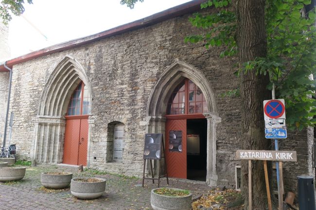 さて、次は修道院に行ってみます。<br />ここかな？と思って入った所は、何かの展示場でした。<br /><br />この横の「カタリーナの通路」を歩いた先が入口のようでした。<br />ここで、ビリニュスから同じような日程でバルト3国を旅している<br />女性1人旅の方と、バッタリ再会しました！<br /><br />今、修道院を見学してきたとの事で、感想を聞くと<br />・日本人好きだと思われるおばあさんが、付きっきりで丁寧に説明してくれる<br />・基本、石の建物なので、派手さは無い<br />・地球の歩き方は「2ユーロ」と記載だけど実際は「5ユーロ」<br /><br />うーん(゜_゜)　迷います(笑)<br />観光の時間も無くなってきたし<br />「正直行かなくても後悔はしないと思う」という言葉に押され<br />今回はスルーしました。<br /><br />