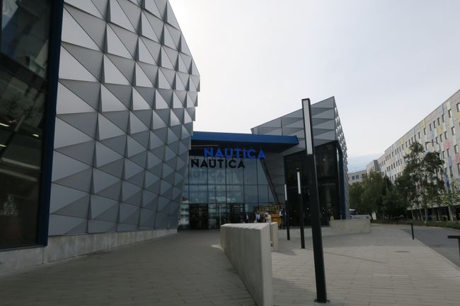 「Dターミナル」の手前に、バルト3国でおなじみの<br />スーパー「Rimi」が入っている建物があります。<br /><br />ここには、大きな荷物を預けるロッカーもあった記憶です。<br /><br />このRimiには、お惣菜コーナがあり<br />「ホットミール」や「サラダ」を、自分の好きな分量取って<br />パックに詰める事ができるので、この日の夕食用に買ってみました。<br /><br />ヨーロッパには珍しく、スプーン・フォークセットも一緒に売っていたので、<br />びっくりしました！<br /><br />エストニアのビール「saku」が見つからず、この日はアルコールを諦めました。<br /><br />ちなみにお惣菜の支払いは、レジで出来ました。<br />レジに重さを計る機能があるようです。<br /><br />