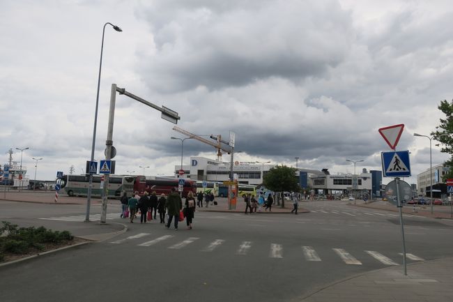 画像では分かりにくいですが、「D」と書かれた建物があります。<br />Dターミナルへ到着しました。<br />いよいよ、バルト3国とお別れです。<br /><br />よく、バルト3国のランキングを見ますが、私は<br />リガ＞=ビリニュス＞タリン<br />です。<br /><br />バルト3国で感じた事を備忘録<br />・他のヨーロッパの街と比べて「通り名」の表示が何となく少ない感じ<br />・男女関係なく喫煙率は高め、歩きタバコをしている人も多い<br />・犬の散歩をよく見かけたが、リールが長い<br />・こちらの人の英語の発音は聞き取りやすい<br />・ガス入りのペットボトルは、かなりの確率でふきこぼれる<br />