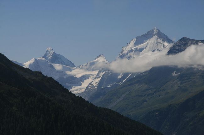 左からマッターホルン、ポワント・ドゥ・ツィナール(3789m)、ダンブランシュ(4357m)の3峰