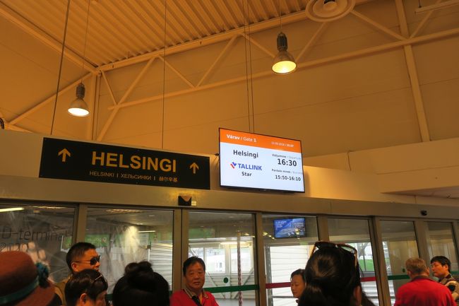 搭乗口は、自動チェックイン機の上の階にあります。<br /><br />搭乗時刻のかなり前から、人であふれていました。<br />搭乗開始と同時に、一部の観光客が、もうダッシュ！！<br /><br />そんなにいい席があるのかなぁ、と気になりつつ<br />船内へ向かいます。<br /><br />船内に到着すると、先程の「ダッシュ組その1」のグループは<br />パブ仕様の1階席を占拠していました。1階席は何か暗いし、一人席が無かったので<br />2階へ上がってみます。<br /><br />2階は「ダッシュ組その2」のグループが占拠していて<br />ここは明るいですが、やはり一人席が無いので3階へ<br /><br />3階は「バーガーキング」があって、一人席はあるけど、椅子が固そう…<br />うーん(゜_゜)　ここが一番マシかなぁ、と思っていると