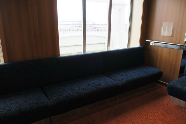 3階の「プレミアムラウンジ？」の前に、長いソファーがありました！<br />コンセントも数か所あり、充電も出来るので、ここに落ち着きます(^^)<br /><br />席を確保した後、トイレに行きたいなぁと思い<br />近くに座っていた日本人観光客に、荷物を見てくれるよう頼みました。<br />タリンは、いっぱい日本人観光客がいるので、つい甘えてしまいます。<br /><br />日本では、見知らぬ人に声なんて絶対かけないですが<br />海外に行くと、気分が外人になるようで(笑)<br />情報交換したり、お願い事したり、<br />ずうずうしくなるので、自分でもビックリします。<br /><br />タリン⇔ヘルシンキ間のフェリーからの眺めは「ただひたすら海」で<br />綺麗な島とかは、無さそうでした。