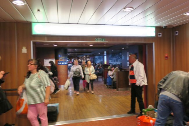 タリン(16:30)→ヘルシンキ(18:30)は2時間で到着です。<br /><br />到着前に、船内はどうなっているのかなぁと<br />ウロウロしながら、出口へ向かいました。<br /><br />【スター号】<br />1階：パブ？バー？的な空間で暗くて騒がしい感じ・免税店とスーパーがある<br />2階：ロッカーとスタバあり<br />3階：ファーストクラスとバーガーキング<br /><br />上の階に行くほど、静かな感じがしました<br />下の階に行くほど、地べたに座っている人が増えます<br /><br />18:30到着予定でしたが、18:10には出口に人集まっていました。<br />沢山の人が乗っているので、急ぐ方は早めの行動がいいようです。