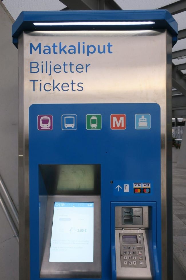 フェリーを降りると、税関職員？警官？と警察犬を見かけました。<br />特に検査などは無く、そのまま出口に出れます。<br /><br />ヘルシンキ市内へは、トラムで向かいます。<br />チケットはアプリで購入出来るようですが<br />Androidのバージョンが古くて、私はダウンロード出来なかったので<br />現地購入にしました。<br /><br />トラム乗り場の手前に、自動販売機があり簡単に買えます！(クレジットカード可)<br /><br />■ヘルシンキのトラムの乗り方とモバイルチケット購入方法<br />https://toge510.com/2017/11/04/publictransportinhelsinkifinland/