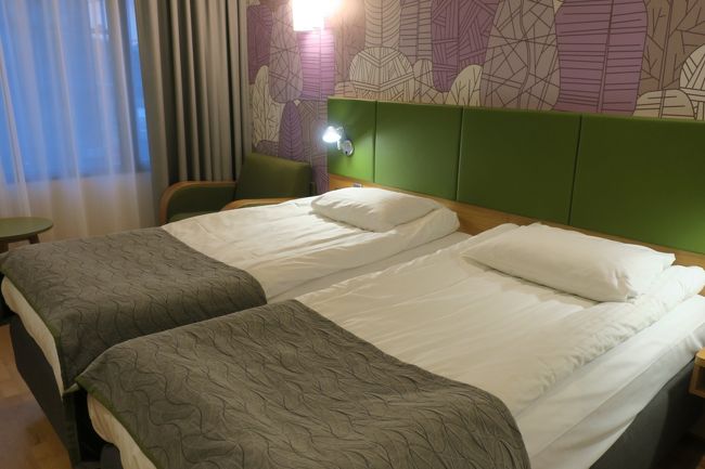 トラムで15分ほどで、市内(ヘルシンキ中央駅前)に到着します。<br /><br />明日、列車(アレグロ)でサンクトペテルブルクへ向かうのですが<br />旅の折り返し地点で、疲れも溜まっているだろうと予想して<br />バスタブ付きのホテルにしました。<br /><br />ヘルシンキ中央駅前にある、Holiday Innに泊まります。<br />1泊2万円…ヘルシンキは物価が高いです( ﾟДﾟ)<br />バルト3国が安めだったのでここは奮発しました。<br /><br />■Holiday Inn Helsinki City Centre(ホリデイ イン ヘルシンキ シティ センター)<br /> 1泊￥19,337 (149ユーロ)<br />https://www.booking.com/hotel/fi/holiday-inn-helsinki-city-centre.ja.html