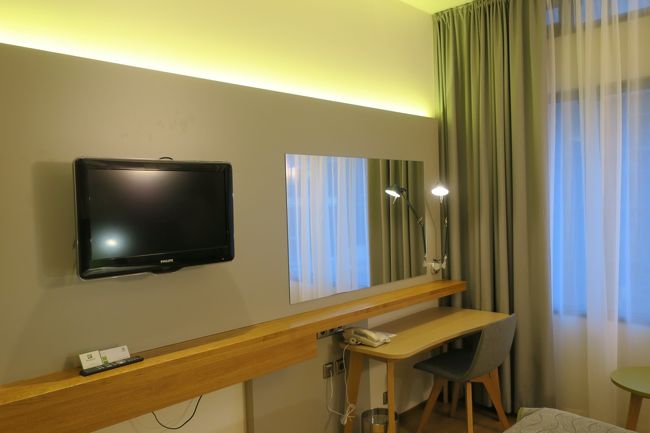 フロントのスタッフが、お姉さん１人なのに先客が2人並んでいたので<br />チェックインに15分程待たされました…<br /><br />今日は休息日なので、早く寝たいのに(*_*)<br />まぁ、ヨーロッパでは、チェックイン・チェックアウトに待たされるのは<br />あるあるなので、イライラしてもしょうがないです！<br /><br />お部屋は、明るくて綺麗ですが、日本だったら13,000円ぐらいかなぁ。<br />冷蔵庫の冷え具合が、弱めでした。。。<br /><br />スタッフは、いい感じでした！