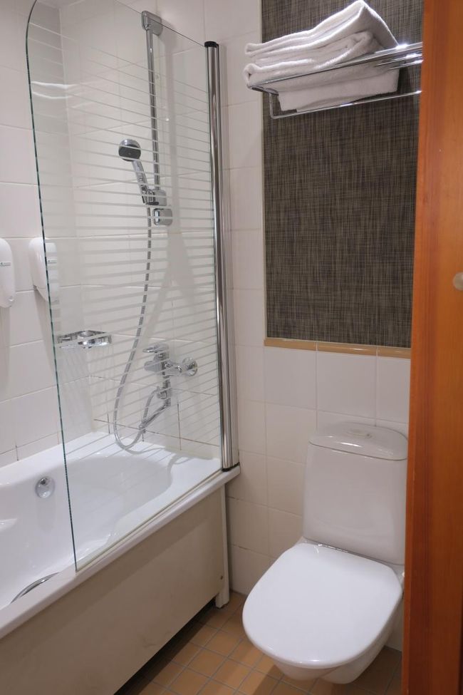 バスタブありのお部屋を予約したので<br />今日は入浴剤を入れて、ゆっくり疲れを取ります。<br /><br />お風呂は、端にかなりカビありました…<br />でも広いし、バスタブは膝曲げずに伸ばせる長さなので充分です！<br /><br />水圧は普通でしたが、今までのホテルが弱かったので<br />いい感じに思えました。