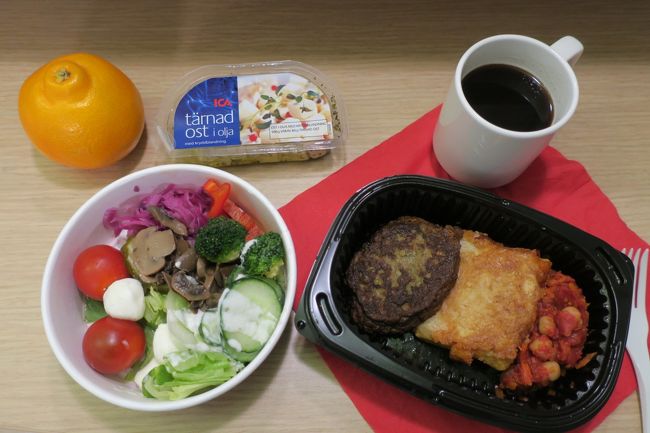 フェリーに乗る前に「Rimi」で買ったお惣菜です。<br /><br />サラダは美味しかったです！<br />旅行中は野菜不足になるので、自分で好きな量を取れるのは助かります。<br /><br />ホットミールは…見た目良さげだったんですが<br />どれも想像と違う味で。。。ほとんど残しました(*_*)<br />当たりハズレがあるのが、旅ならではです。<br /><br />今回の旅行は、移動が多いのもあって<br />そんなにお腹がすく事は無かった記憶です。<br /><br />意外だったのが、日本みたいに結構湿度があって<br />同じヨーロッパでもスペイン・イタリアと全然違いました！<br />(イタリア・スペインでは乾燥で、喉をやられました…)<br /><br />風邪が喉からくるタイプなので、乾燥が気にならず快適に旅が出来ました。<br />次はいよいよ、人生初！ロシアへ入国です！