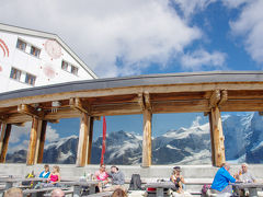 展望台のレストハウスの窓に氷河の絶景が写り込んでいる。
1時間ほど、絶景楽しんでコーヒー飲んで、下山。