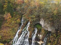 次は、十勝岳の麓にある「白ひげの滝」へ。
紅葉が始まった樹々と青く澄んだ水の色がとてもきれい。
ゴーゴーと響く水音が迫力あります。
