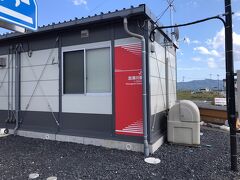 バスは志津川駅に到着です。

バス停のようですがJRの駅です。
でも線路はありません。
ここの運行はBRTと言って（バスラピットトランジット）電車の代わりに
決まった道路を走るバスシステムになりました。

ここも震災後の駅からはまた移転されてきた場所のようです。


