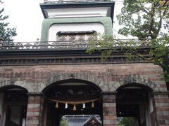 二日目の朝。やっぱり微妙な雨。
とりあえず近くの尾山神社へ。