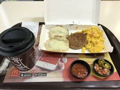 「DESAYUNO ESPECIAL MEXICANO」とやらを注文しました。
サルサソースなどは、セルフサービスです！