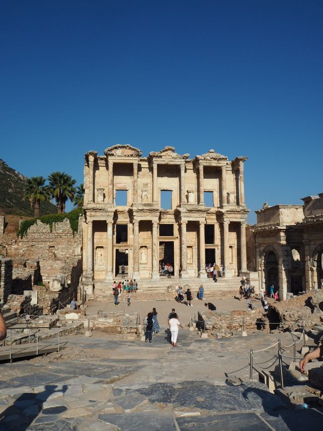 エフェソス遺跡と言えばこの図書館！立派ですよね。