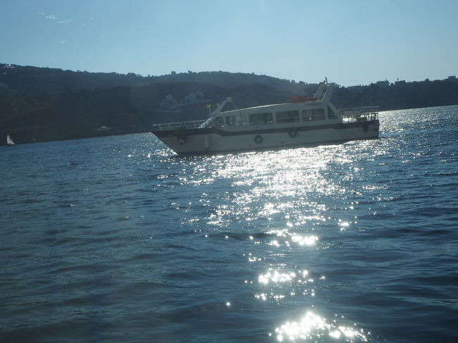 パドモス島到着。島へはこのテンダーボートで移動します。クルーズ船からテンダーボートへ移動するのがちょっと楽しい。