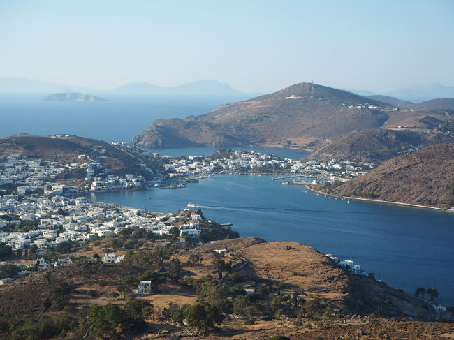 眺めの良いところから。あの細くなっているところが一番の繁華街の港です。すごい地形ですよね。