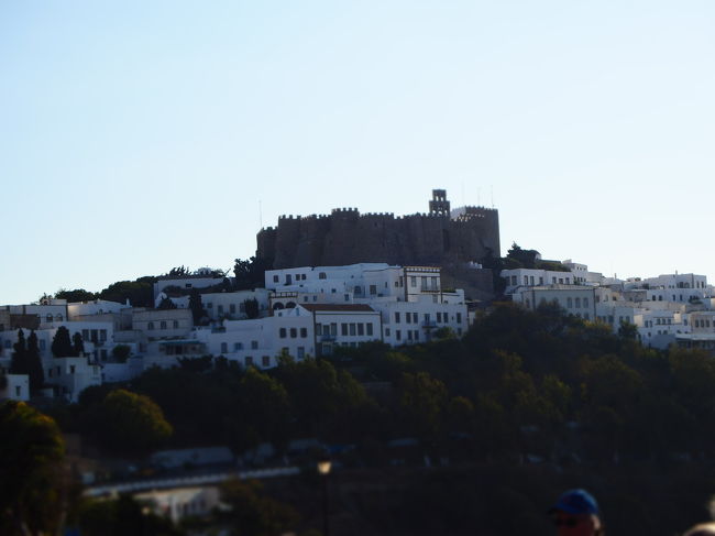 逆光ですがヨハネ修道院です。その麓がホーラ歴史地区。